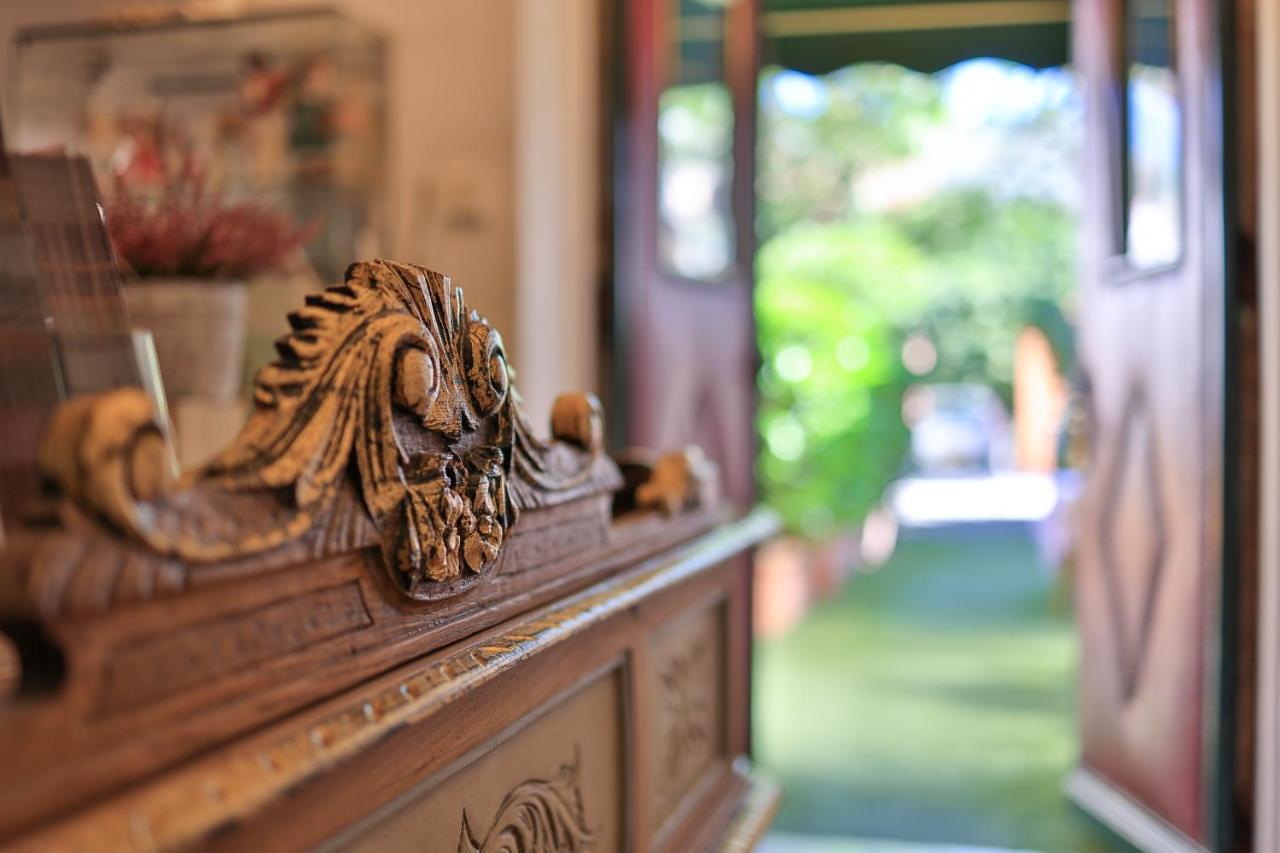 Готель Logis Le Relais Imperial Saint-Vallier-de-Thiey Екстер'єр фото