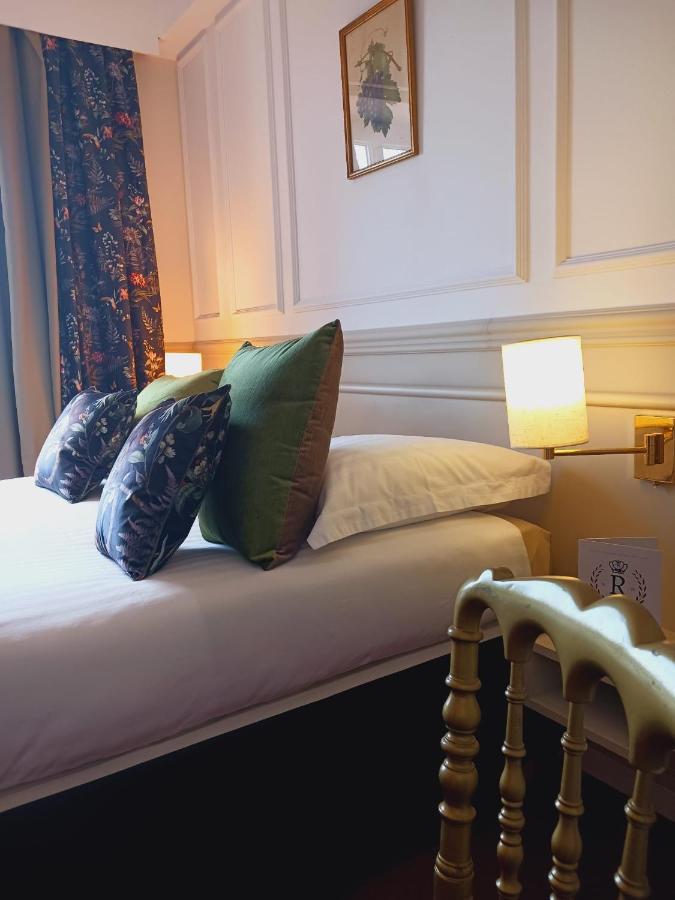 Готель Logis Le Relais Imperial Saint-Vallier-de-Thiey Екстер'єр фото