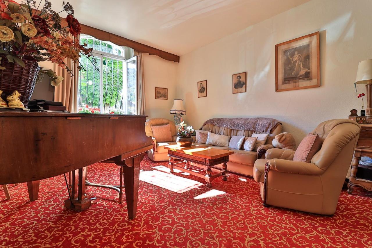 Готель Logis Le Relais Imperial Saint-Vallier-de-Thiey Екстер'єр фото