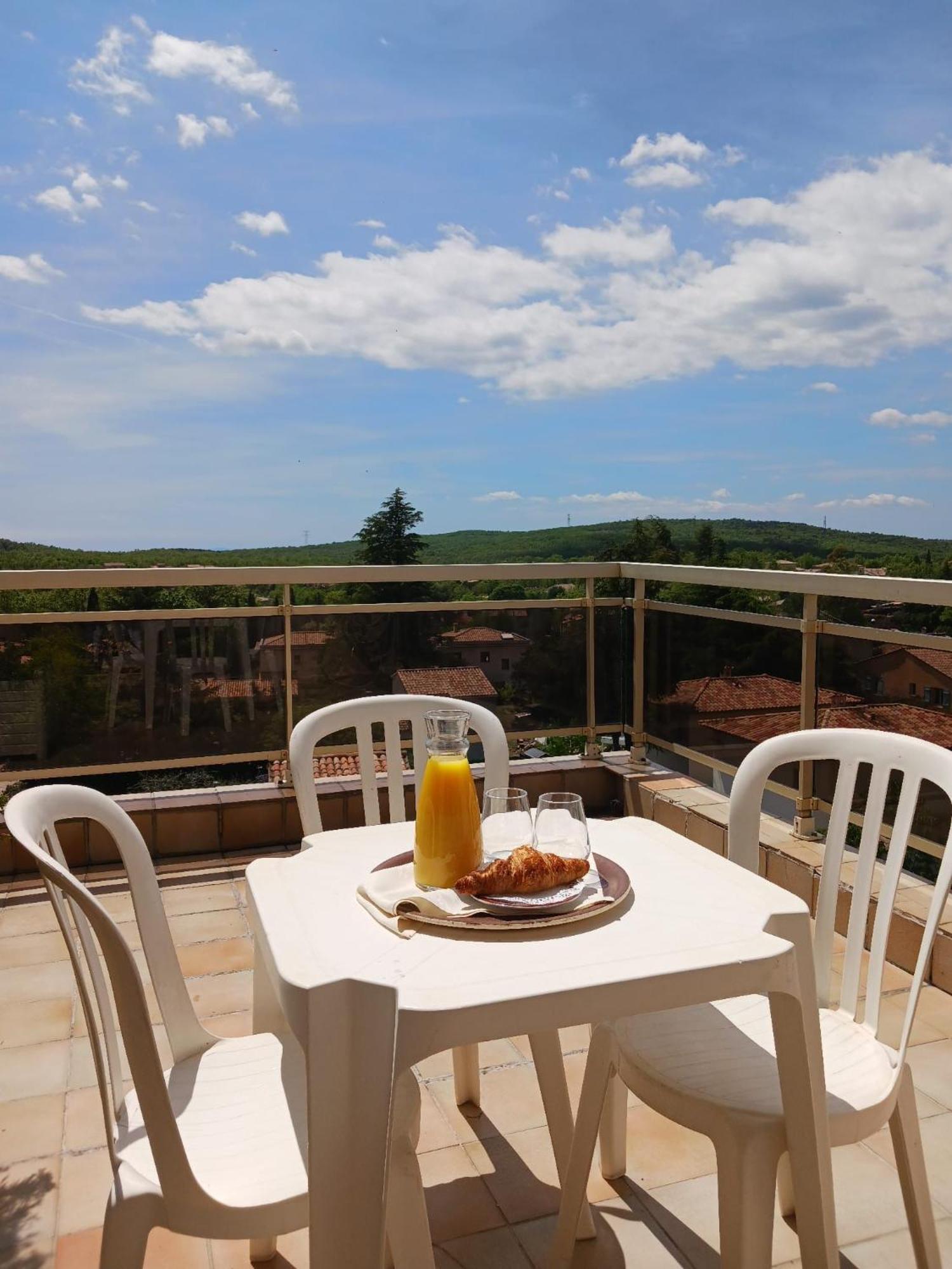Готель Logis Le Relais Imperial Saint-Vallier-de-Thiey Екстер'єр фото