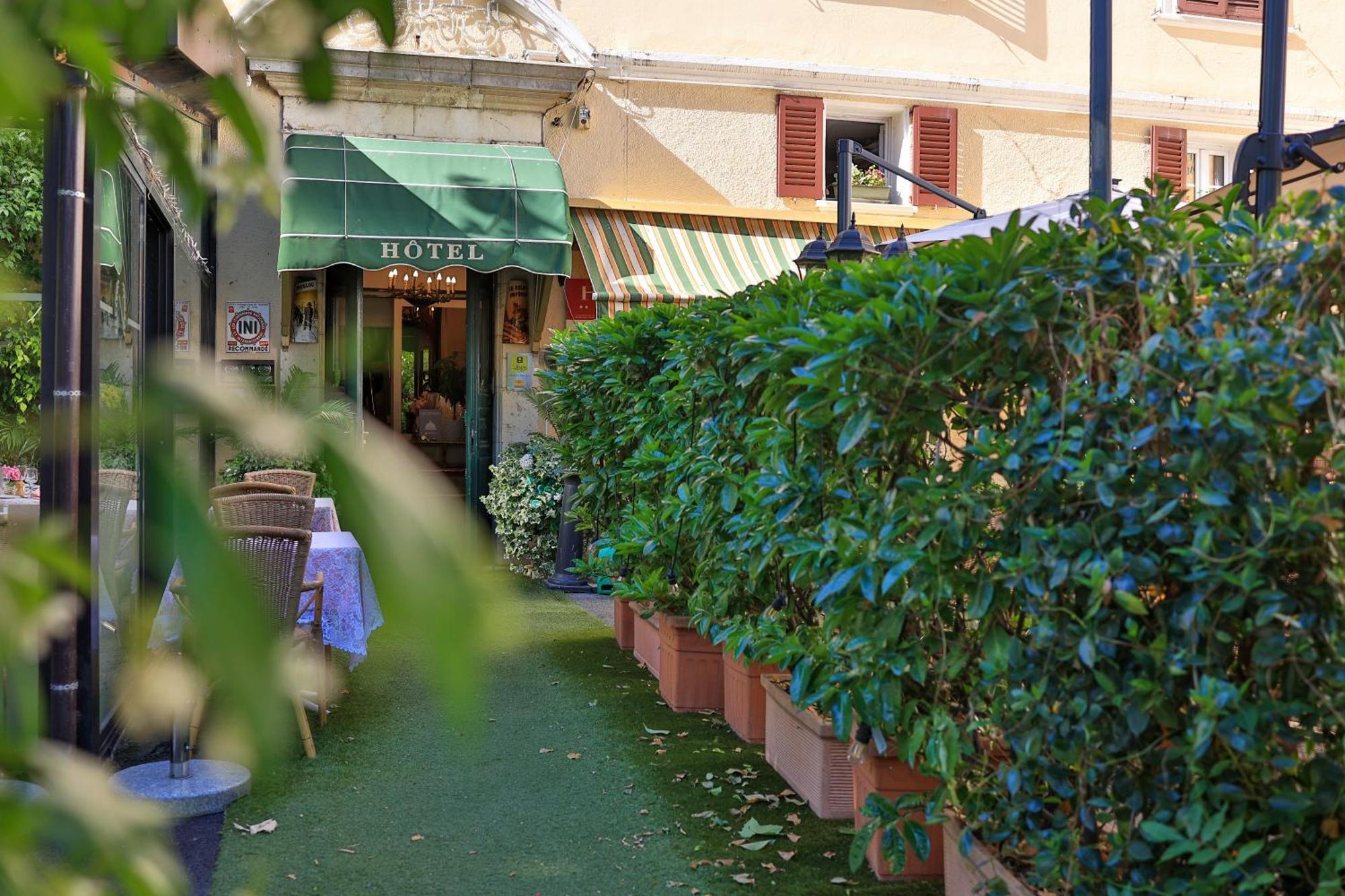Готель Logis Le Relais Imperial Saint-Vallier-de-Thiey Екстер'єр фото