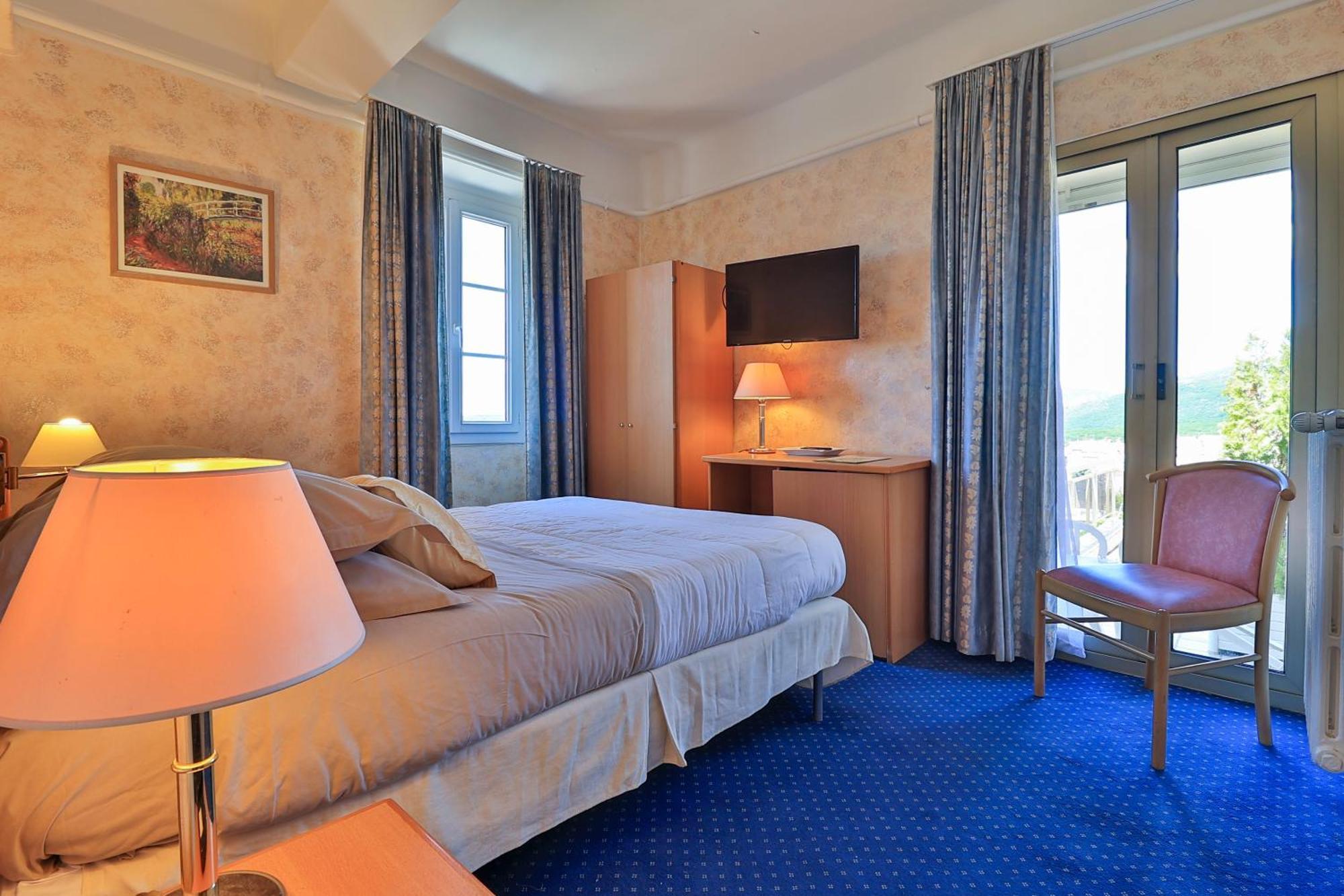 Готель Logis Le Relais Imperial Saint-Vallier-de-Thiey Екстер'єр фото