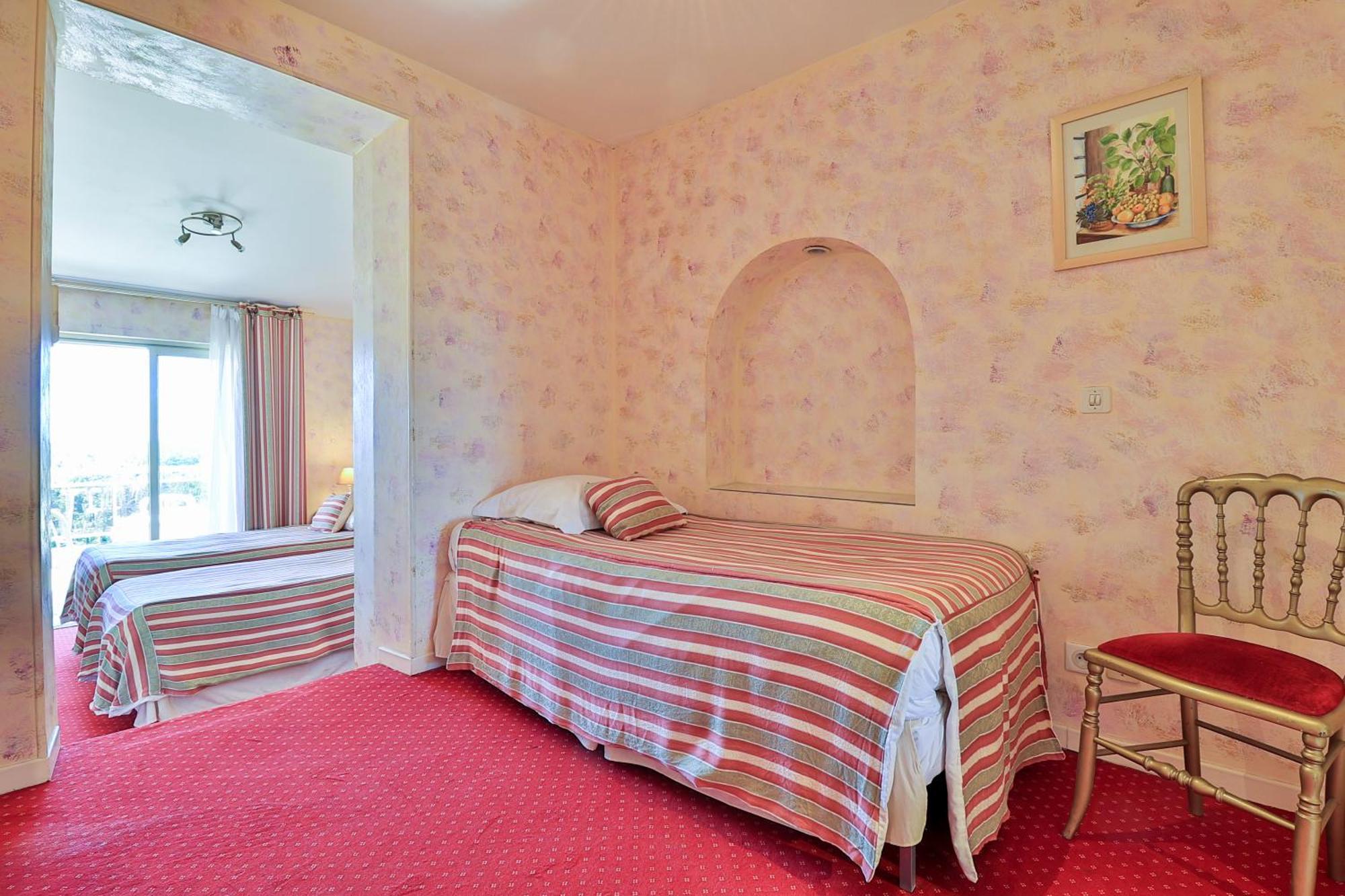 Готель Logis Le Relais Imperial Saint-Vallier-de-Thiey Екстер'єр фото