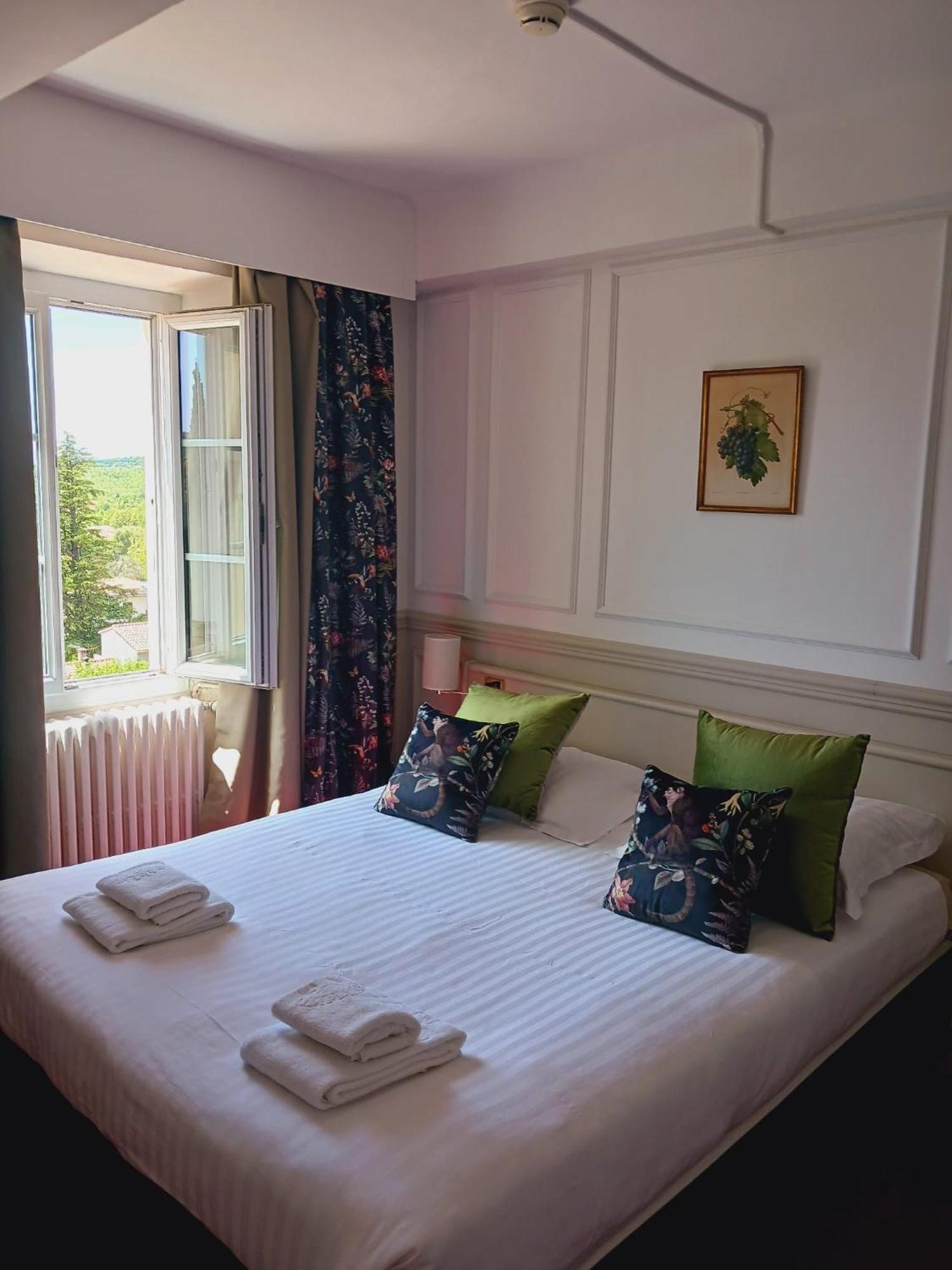 Готель Logis Le Relais Imperial Saint-Vallier-de-Thiey Екстер'єр фото