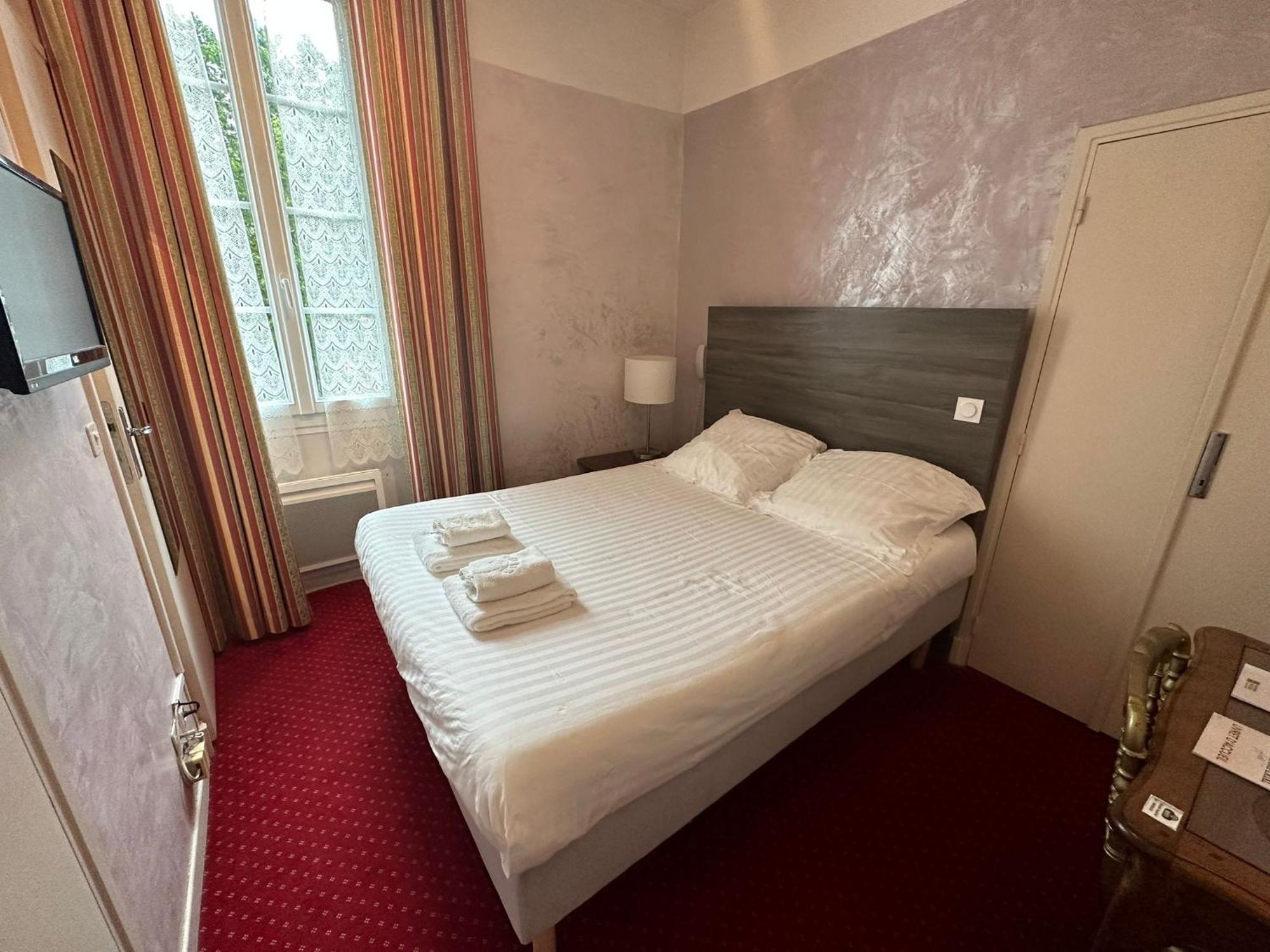 Готель Logis Le Relais Imperial Saint-Vallier-de-Thiey Екстер'єр фото