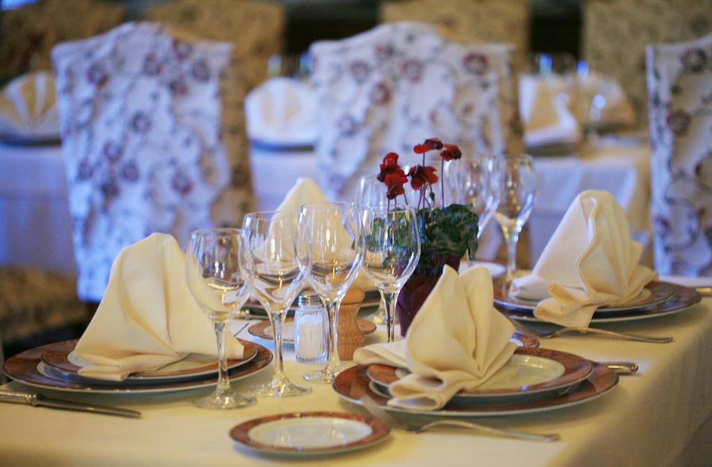 Готель Logis Le Relais Imperial Saint-Vallier-de-Thiey Екстер'єр фото