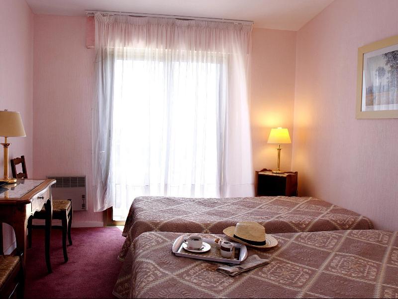 Готель Logis Le Relais Imperial Saint-Vallier-de-Thiey Екстер'єр фото
