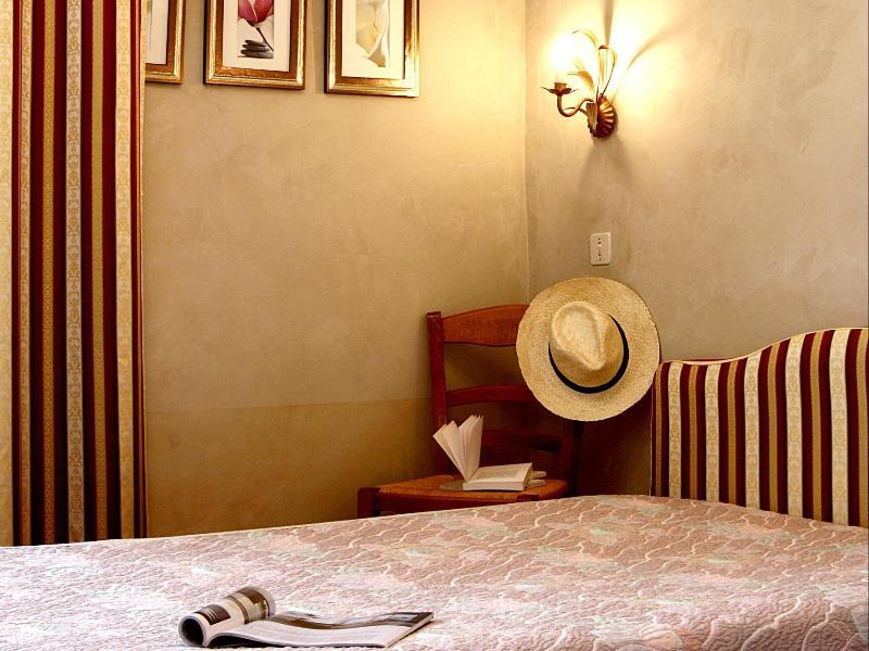 Готель Logis Le Relais Imperial Saint-Vallier-de-Thiey Екстер'єр фото